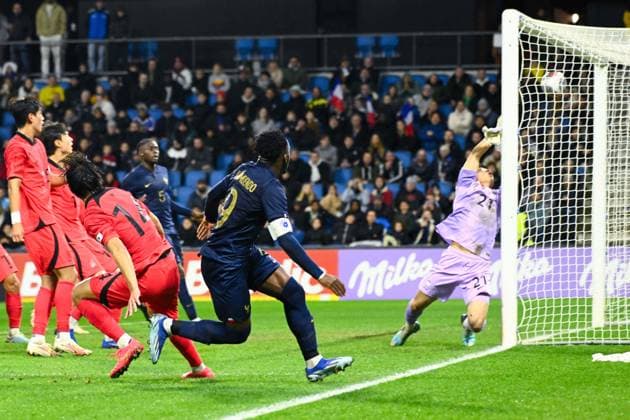 Arnaud Kalimuendo ( 9 - France ) and Shin Songhoon ( 21 - South Korea ) during the match between France and South Korea U21, U 21 at Stade Oceane on November 20, 2023 in Le Havre, France. ( Photo by federico pestellini panoramic ) - FOOTBALL : France vs Coree du Sud Espoirs - Le Havre - 20 11 2023 FedericoPestellini Panoramic 