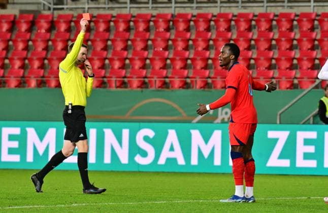20.11.2023 - Fussball - Deutsche Fussballnationalmannschaft Nationalmannschaft der U20-Juniornen DFB - Länderspiel : Deutschland gg England - - xwoxzix - Martin Speckner ( Schiedsrichter ) zeigt Nelson Abbey (6, England ) rote Karte Rot Platzverweis