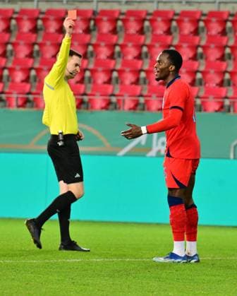 20.11.2023 - Fussball - Deutsche Fussballnationalmannschaft Nationalmannschaft der U20-Juniornen DFB - Länderspiel : Deutschland gg England - - xwoxzix - Martin Speckner ( Schiedsrichter )zeigt Nelson Abbey (6, England ) rote Karte Rot Platzverweis