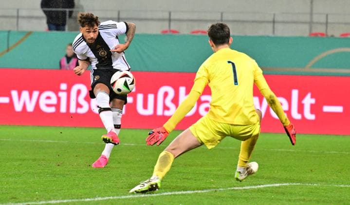20.11.2023 - Fussball - Deutsche Fussballnationalmannschaft Nationalmannschaft der U20-Juniornen DFB - Länderspiel : Deutschland gg England - - xwoxzix - Armindo Sieb (9, Deutschland ) James Beadle (1, England )