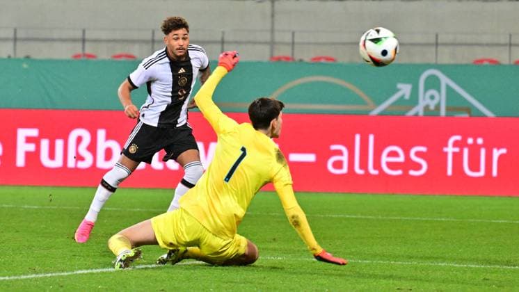 20.11.2023 - Fussball - Deutsche Fussballnationalmannschaft Nationalmannschaft der U20-Juniornen DFB - Länderspiel : Deutschland gg England - - xwoxzix - Armindo Sieb (9, Deutschland ) James Beadle (1, England )