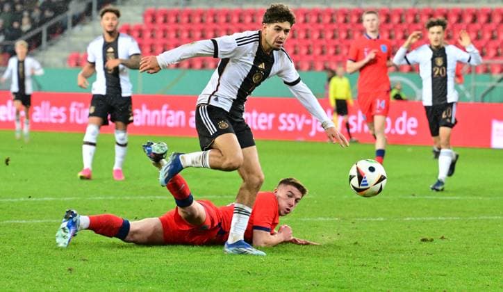 20.11.2023 - Fussball - Deutsche Fussballnationalmannschaft Nationalmannschaft der U20-Juniornen DFB - Länderspiel : Deutschland gg England - - xwoxzix - Ben Bobzien (7, Deutschland ) Charlie Hughes (15, England )