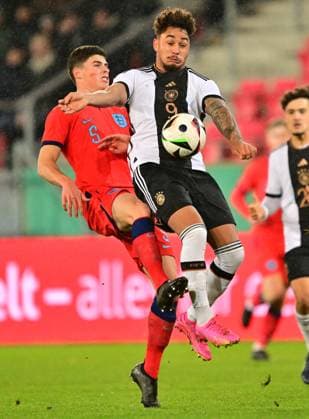 20.11.2023 - Fussball - Deutsche Fussballnationalmannschaft Nationalmannschaft der U20-Juniornen DFB - Länderspiel : Deutschland gg England - - xwoxzix - Linus Gechter (5, Deutschland ) Mateo Joseph (9, England )