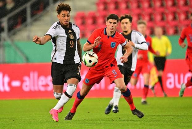 20.11.2023 - Fussball - Deutsche Fussballnationalmannschaft Nationalmannschaft der U20-Juniornen DFB - Länderspiel : Deutschland gg England - - xwoxzix - Armindo Sieb (9, Deutschland ) Ronnie Edwards (5, England )