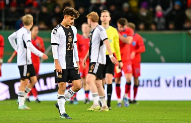 20.11.2023 - Fussball - Deutsche Fussballnationalmannschaft Nationalmannschaft der U20-Juniornen DFB - Länderspiel : Deutschland gg England - - xwoxzix - Mika Baur (20, Deutschland ) enttäuscht Enttäuschung
