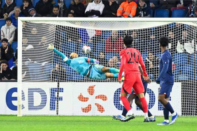 Sport Bilder des Tages Restes Guillaume ( 16 - France ) during the match between France and South Korea U21, U 21 at Stade Oceane on November 20, 2023 in Le Havre, France. ( Photo by federico pestellini panoramic ) - FOOTBALL : France vs Coree du Sud Espoirs - Le Havre - 20 11 2023 FedericoPestellini Panoramic 