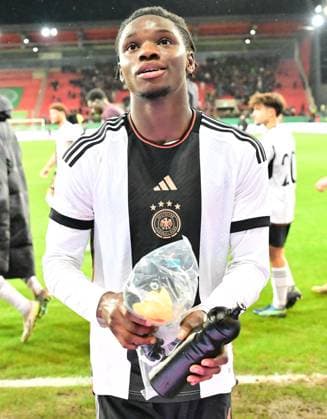 20.11.2023 - Fussball - Deutsche Fussballnationalmannschaft Nationalmannschaft der U20-Juniornen DFB - Länderspiel : Deutschland gg England - - xwoxzix - Hendry Blank (4, Deutschland ) nach Spielende