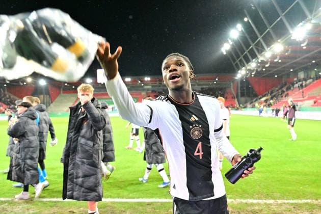 Sport Bilder des Tages 20.11.2023 - Fussball - Deutsche Fussballnationalmannschaft Nationalmannschaft der U20-Juniornen DFB - Länderspiel : Deutschland gg England - - xwoxzix - Hendry Blank (4, Deutschland ) nach Spielende