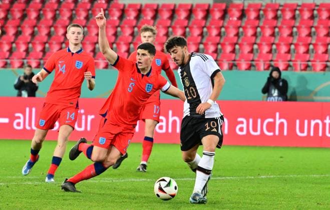 20.11.2023 - Fussball - Deutsche Fussballnationalmannschaft Nationalmannschaft der U20-Juniornen DFB - Länderspiel : Deutschland gg England - - xwoxzix - Ronnie Edwards (5, England ) Umut Tohumcu (10, Deutschland )