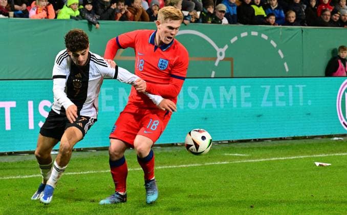 20.11.2023 - Fussball - Deutsche Fussballnationalmannschaft Nationalmannschaft der U20-Juniornen DFB - Länderspiel : Deutschland gg England - - xwoxzix - Ben Bobzien (7, Deutschland ) Lewis Hall (18, England )