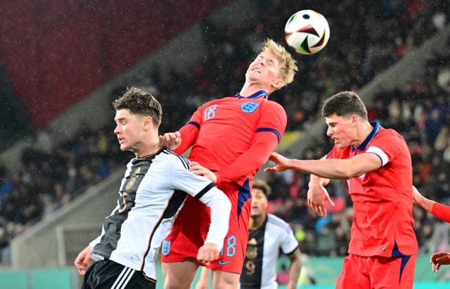 20.11.2023 - Fussball - Deutsche Fussballnationalmannschaft Nationalmannschaft der U20-Juniornen DFB - Länderspiel : Deutschland gg England - - xwoxzix - Linus Gechter (5, Deutschland ) Lewis Hall (18, England ) Ronnie Edwards (5, England )