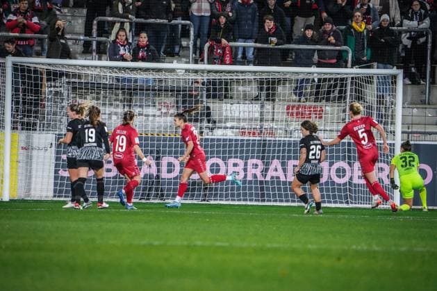 SC Freiburg - 1. FC Köln Fußball: Google Pixel Frauen Bundesliga 2023 2024, 8. Spieltag, SC Freiburg - 1. FC Köln, Dreisamstadion: Torjubel nach dem 2:1 Anschlusstreffer durch Kölns Martyna Wiankowska per Elfmeter