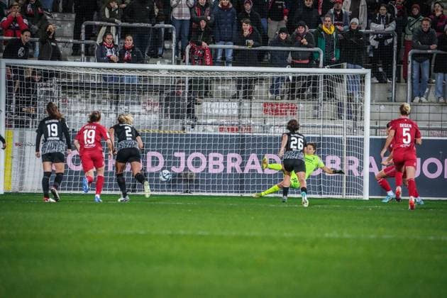 SC Freiburg - 1. FC Köln Fußball: Google Pixel Frauen Bundesliga 2023 2024, 8. Spieltag, SC Freiburg - 1. FC Köln, Dreisamstadion: Torjubel nach dem 2:1 Anschlusstreffer durch Kölns Martyna Wiankowska per Elfmeter