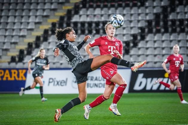 SC Freiburg - 1. FC Köln Fußball: Google Pixel Frauen Bundesliga 2023 2024, 8. Spieltag, SC Freiburg - 1. FC Köln, Dreisamstadion: Freiburgs Cora Zicai mit Kölns Celina Degen im Zweikampf