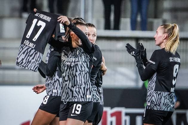 Sport Bilder des Tages SC Freiburg - 1. FC Köln Fußball: Google Pixel Frauen Bundesliga 2023 2024, 8. Spieltag, SC Freiburg - 1. FC Köln, Dreisamstadion: 2:0 für Freiburg, die Spielerin Freiburgs Annabel Schasching hält das Trikot aus Solidarität der verletzten Freiburgs Svenja Fölmli hoch