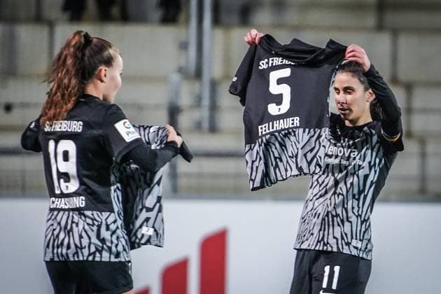 SC Freiburg - 1. FC Köln Fußball: Google Pixel Frauen Bundesliga 2023 2024, 8. Spieltag, SC Freiburg - 1. FC Köln, Dreisamstadion: Nach dem 2:0 durch Freiburgs Hasret Kayikci hält die Spielerin das Trikot der verletzten Freiburgs Kim Fellhauer hoch