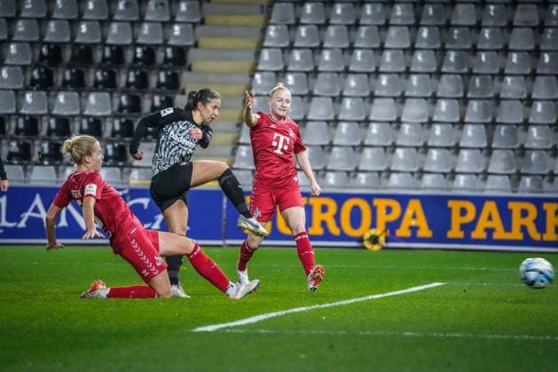 SC Freiburg - 1. FC Köln Fußball: Google Pixel Frauen Bundesliga 2023 2024, 8. Spieltag, SC Freiburg - 1. FC Köln, Dreisamstadion: Torschuss durch Freiburgs Hasret Kayikci zum 2:0