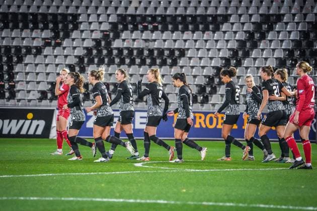 SC Freiburg - 1. FC Köln Fußball: Google Pixel Frauen Bundesliga 2023 2024, 8. Spieltag, SC Freiburg - 1. FC Köln, Dreisamstadion: Jubel nach dem 2:0