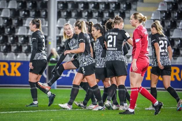 SC Freiburg - 1. FC Köln Fußball: Google Pixel Frauen Bundesliga 2023 2024, 8. Spieltag, SC Freiburg - 1. FC Köln, Dreisamstadion: Jubel nach dem 2:0