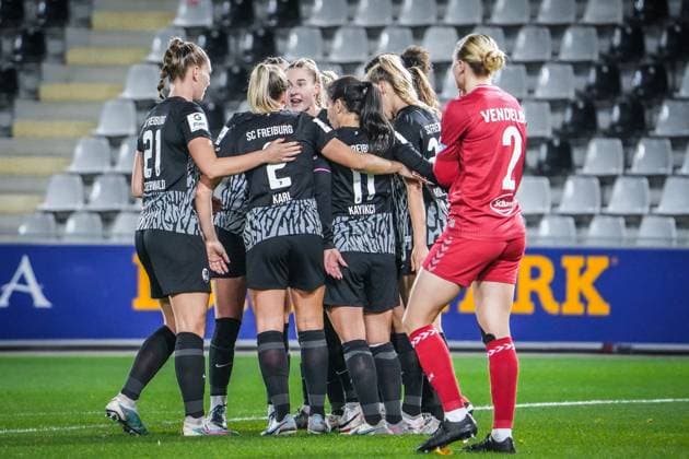 SC Freiburg - 1. FC Köln Fußball: Google Pixel Frauen Bundesliga 2023 2024, 8. Spieltag, SC Freiburg - 1. FC Köln, Dreisamstadion: Jubel nach dem 2:0