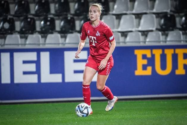 SC Freiburg - 1. FC Köln Fußball: Google Pixel Frauen Bundesliga 2023 2024, 8. Spieltag, SC Freiburg - 1. FC Köln, Dreisamstadion: Kölns Celina Degen am Ball