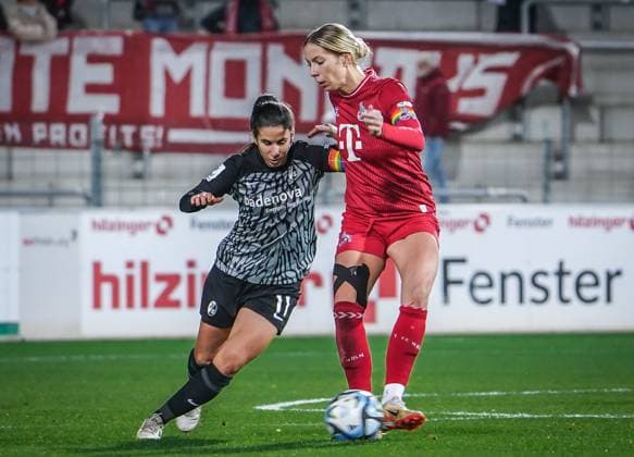 SC Freiburg - 1. FC Köln Fußball: Google Pixel Frauen Bundesliga 2023 2024, 8. Spieltag, SC Freiburg - 1. FC Köln, Dreisamstadion: Freiburgs Hasret Kayikci und Kölns Sharon Beck im Zweikampf