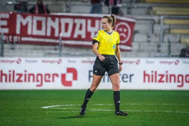 SC Freiburg - 1. FC Köln Fußball: Google Pixel Frauen Bundesliga 2023 2024, 8. Spieltag, SC Freiburg - 1. FC Köln, Dreisamstadion: Schiedsrichterin Davina Lutz