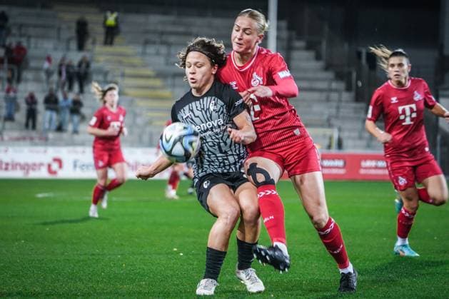 SC Freiburg - 1. FC Köln Fußball: Google Pixel Frauen Bundesliga 2023 2024, 8. Spieltag, SC Freiburg - 1. FC Köln, Dreisamstadion: Freiburgs Cora Zicai dahinter Kölns Dora Zeller