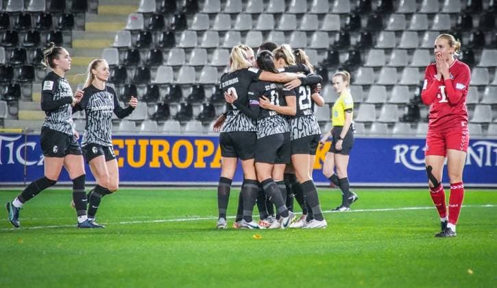SC Freiburg - 1. FC Köln Fußball: Google Pixel Frauen Bundesliga 2023 2024, 8. Spieltag, SC Freiburg - 1. FC Köln, Dreisamstadion: Tor und Jubel nach dem 1:0 durch Freiburgs Marie Müller