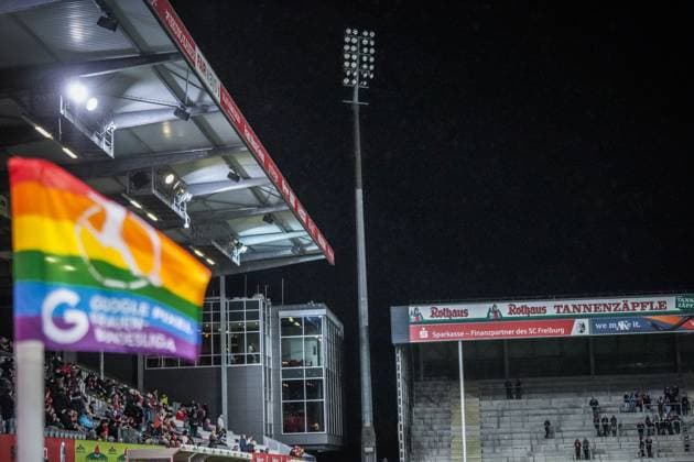 SC Freiburg - 1. FC Köln Fußball: Google Pixel Frauen Bundesliga 2023 2024, 8. Spieltag, SC Freiburg - 1. FC Köln, Dreisamstadion: Flutlicht defekt, trotzdem wurde das Spiel angepfiffen