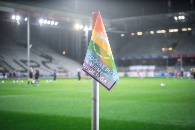 SC Freiburg - 1. FC Köln Fußball: Google Pixel Frauen Bundesliga 2023 2024, 8. Spieltag, SC Freiburg - 1. FC Köln, Dreisamstadion: Google Pixel Bundesliga Frauen Eckfahne