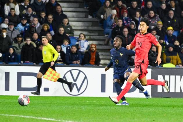 Arnaud Kalimuendo ( 9 - France ) and Seo Myungguan ( 19 - South Korea ) during the match between France and South Korea U21, U 21 at Stade Oceane on November 20, 2023 in Le Havre, France. ( Photo by federico pestellini panoramic ) - FOOTBALL : France vs Coree du Sud Espoirs - Le Havre - 20 11 2023 FedericoPestellini Panoramic 