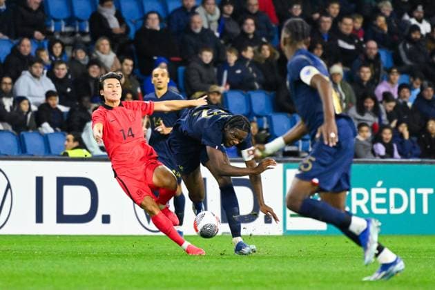Cho Hyuntaek ( 14 - South Korea ) and Toure Isaak ( 22 - France ) during the match between France and South Korea U21, U 21 at Stade Oceane on November 20, 2023 in Le Havre, France. ( Photo by federico pestellini panoramic ) - FOOTBALL : France vs Coree du Sud Espoirs - Le Havre - 20 11 2023 FedericoPestellini Panoramic 