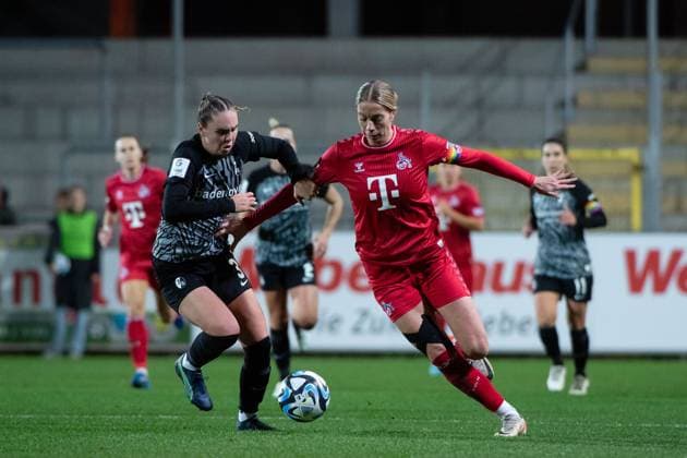 Sharon Beck (FC Koeln, 10) im Zweikampf mit Alina Axtmann (Freiburg, 03), GER, SC Freiburg vs FC Koeln, Fussball Google Pixel Frauen Bundesliga, 8. Spieltag, Saison 2023 2024, 20.11.2023 DFB regulations prohibit any use of photographs as image sequences and or quasi-video GER, SC Freiburg vs FC Koeln, Fussball Google Pixel Frauen Bundesliga, 8. Spieltag, Saison 2023 2024, 20.11.2023 Freiburg Copyright: xEibner-Pressefoto Memmlerx EP_MMR