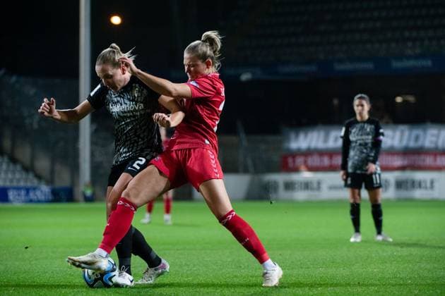 Marleen Schimmer (FC Koeln, 23) im Zweikampf mit Lisa Karl (SC Freiburg, 02), GER, SC Freiburg vs FC Koeln, Fussball Google Pixel Frauen Bundesliga, 8. Spieltag, Saison 2023 2024, 20.11.2023 DFB regulations prohibit any use of photographs as image sequences and or quasi-video GER, SC Freiburg vs FC Koeln, Fussball Google Pixel Frauen Bundesliga, 8. Spieltag, Saison 2023 2024, 20.11.2023 Freiburg Copyright: xEibner-Pressefoto Memmlerx EP_MMR