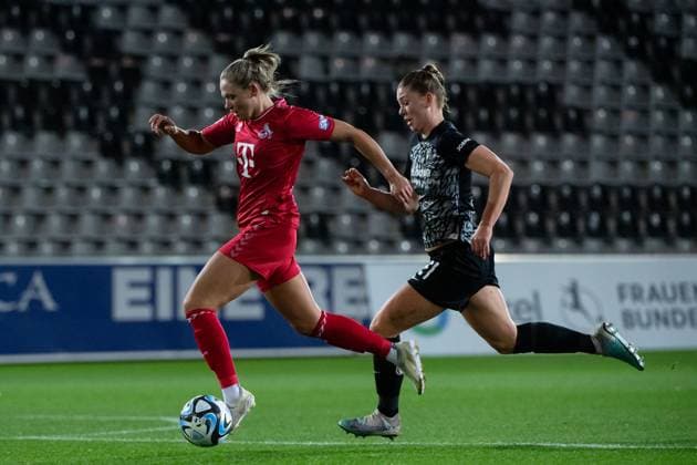 Marleen Schimmer (FC Koeln, 23) im Zweikampf mit Samantha Steuerwald (SC Freiburg, 21), GER, SC Freiburg vs FC Koeln, Fussball Google Pixel Frauen Bundesliga, 8. Spieltag, Saison 2023 2024, 20.11.2023 DFB regulations prohibit any use of photographs as image sequences and or quasi-video GER, SC Freiburg vs FC Koeln, Fussball Google Pixel Frauen Bundesliga, 8. Spieltag, Saison 2023 2024, 20.11.2023 Freiburg Copyright: xEibner-Pressefoto Memmlerx EP_MMR