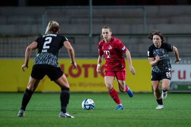 Dora Zeller (FC Koeln, 19) im Zweikampf mit Lisa Karl (SC Freiburg, 02), Ally Gudorf (SC Freiburg, 26), GER, SC Freiburg vs FC Koeln, Fussball Google Pixel Frauen Bundesliga, 8. Spieltag, Saison 2023 2024, 20.11.2023 DFB regulations prohibit any use of photographs as image sequences and or quasi-video GER, SC Freiburg vs FC Koeln, Fussball Google Pixel Frauen Bundesliga, 8. Spieltag, Saison 2023 2024, 20.11.2023 Freiburg Copyright: xEibner-Pressefoto Memmlerx EP_MMR