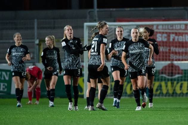 Samantha Steuerwald (SC Freiburg, 21), Lisa Karl (SC Freiburg, 02), Janina Minge (SC Freiburg, 09) jubeln ueber das Tor zum 2:0, GER, SC Freiburg vs FC Koeln, Fussball Google Pixel Frauen Bundesliga, 8. Spieltag, Saison 2023 2024, 20.11.2023 DFB regulations prohibit any use of photographs as image sequences and or quasi-video GER, SC Freiburg vs FC Koeln, Fussball Google Pixel Frauen Bundesliga, 8. Spieltag, Saison 2023 2024, 20.11.2023 Freiburg Copyright: xEibner-Pressefoto Memmlerx EP_MMR