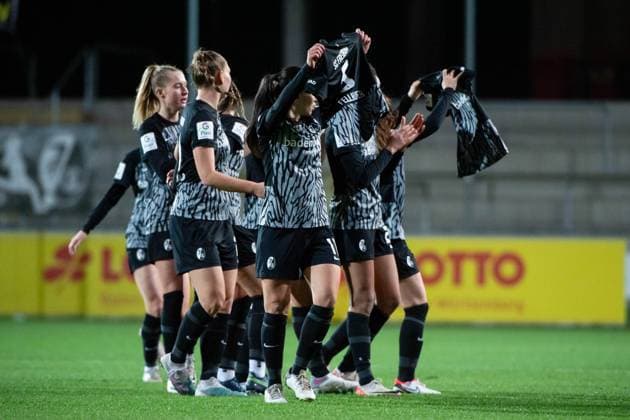 Hasret Kayikci (SC Freiburg, 11), Samantha Steuerwald (SC Freiburg, 21), Janina Minge (SC Freiburg, 09) und Team jubeln ueber das Tor zum 2:0 mit Trikots von Kim Fellhauer (Freiburg, 05), Svenja Foelmli (SC Freiburg, 17), GER, SC Freiburg vs FC Koeln, Fussball Google Pixel Frauen Bundesliga, 8. Spieltag, Saison 2023 2024, 20.11.2023 DFB regulations prohibit any use of photographs as image sequences and or quasi-video GER, SC Freiburg vs FC Koeln, Fussball Google Pixel Frauen Bundesliga, 8. Spieltag, Saison 2023 2024, 20.11.2023 Freiburg Copyright: xEibner-Pressefoto Memmlerx EP_MMR
