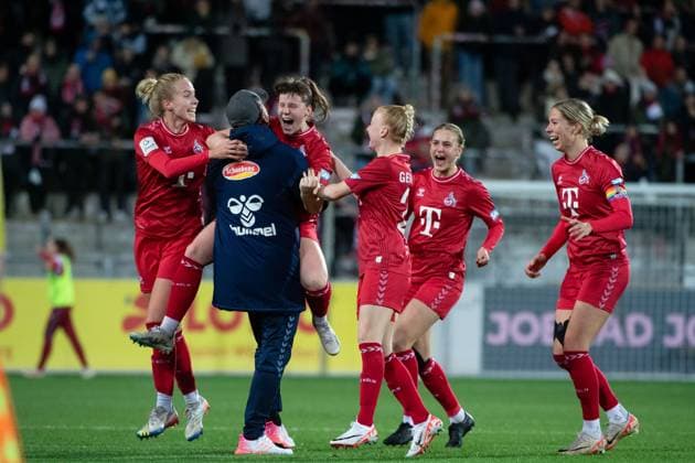 Adriana Achinska (FC Koeln, 09), Celina Degen (FC Koeln, 05), Daniel Weber (FC Koeln, Trainer), Anna Gerhardt (FC Koeln, 21), Sharon Beck (FC Koeln, 10) jubeln ueber das Tor zum 2:3, GER, SC Freiburg vs FC Koeln, Fussball Google Pixel Frauen Bundesliga, 8. Spieltag, Saison 2023 2024, 20.11.2023 DFB regulations prohibit any use of photographs as image sequences and or quasi-video GER, SC Freiburg vs FC Koeln, Fussball Google Pixel Frauen Bundesliga, 8. Spieltag, Saison 2023 2024, 20.11.2023 Freiburg Copyright: xEibner-Pressefoto Memmlerx EP_MMR