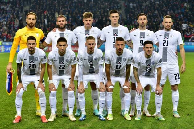 Slowenien Mannschaftsbild (hi. V. li.) Torwart Jan Oblak, Miha Blazic, Jaka Bijol, Benjamin Sesko, Andraz Sporar, Timi Elsnik; (vorn v. li.) Petar Stojanovic, Adam Gnezda Cerin, Zan Karnicnik, Jan Mlakar, Erik Janza Team Slovenia before the 2024 UEFA European Championship, EM, Europameisterschaft Qualifying football match Slovenia FOOTBALL : Qualification Championnat d Europe 2024 - 20 11 2023 IgorKupljenik Panoramic 