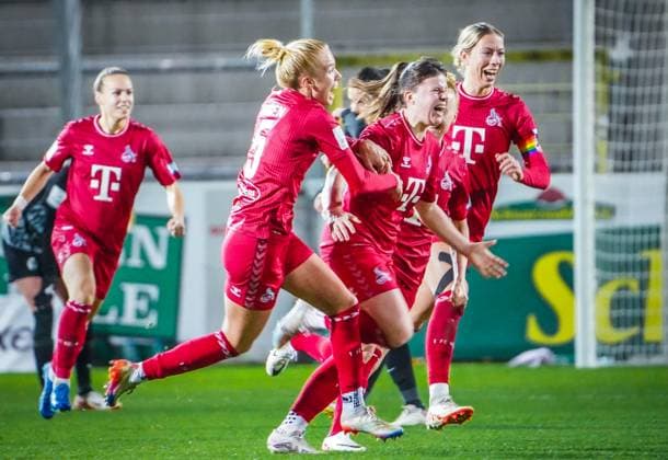 SC Freiburg - 1. FC Köln Fußball: Google Pixel Frauen Bundesliga 2023 2024, 8. Spieltag, SC Freiburg - 1. FC Köln, Dreisamstadion: Tor und Jubel bei der 2:3 Führung durch Kölns Adriana Achcinska mit (l-r) Kölns Celina Degen und Kölns Sharon Beck