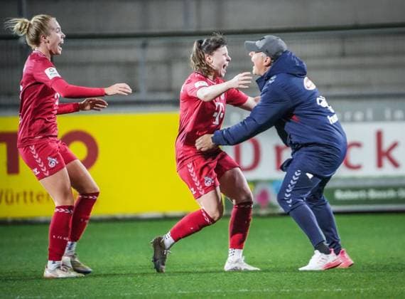 SC Freiburg - 1. FC Köln Fußball: Google Pixel Frauen Bundesliga 2023 2024, 8. Spieltag, SC Freiburg - 1. FC Köln, Dreisamstadion: Tor und Jubel bei Kölns Adriana Achcinska und Kölns Trainer Daniel Weber dabei Kölns Celina Degen