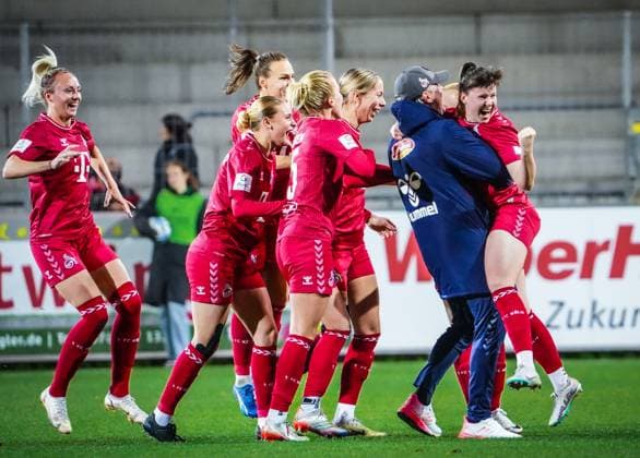 SC Freiburg - 1. FC Köln Fußball: Google Pixel Frauen Bundesliga 2023 2024, 8. Spieltag, SC Freiburg - 1. FC Köln, Dreisamstadion: Tor und Jubel zum 3:2 durch Kölns Adriana Achcinska die von Kölns Trainer Daniel Weber gefeiert wird und von den Teamkolleginnen