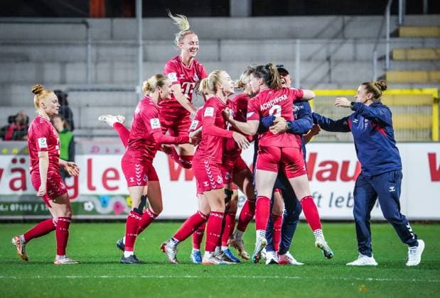 Sport Themen der Woche KW47 Sport Bilder des Tages SC Freiburg - 1. FC Köln Fußball: Google Pixel Frauen Bundesliga 2023 2024, 8. Spieltag, SC Freiburg - 1. FC Köln, Dreisamstadion: Tor und Jubel zum 3:2 durch Kölns Adriana Achcinska die von Kölns Trainer Daniel Weber gefeiert wird und von den Teamkolleginnen *** SC Freiburg 1 FC Köln Football Google Pixel Womens Bundesliga 2023 2024, Matchday 8, SC Freiburg 1 FC Köln, Dreisamstadion Goal and cheers for 3 2 by Colognes Adriana Achcinska, who is celebrated by Cologne coach Daniel Weber and her teammates.