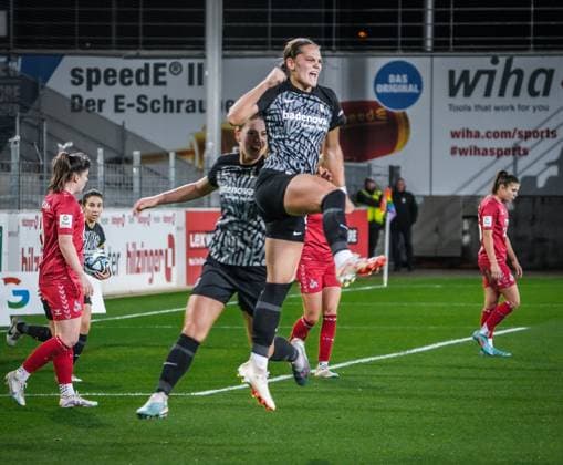 SC Freiburg - 1. FC Köln Fußball: Google Pixel Frauen Bundesliga 2023 2024, 8. Spieltag, SC Freiburg - 1. FC Köln, Dreisamstadion: Tor und Jubel beim 3:3 Ausgleich durch Freiburgs Giovanna Hoffmann