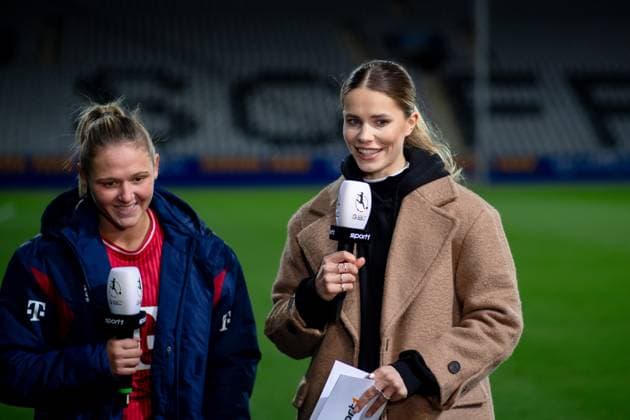 Lili Engels (Sport1 TV Moderatorin), Marleen Schimmer (FC Koeln, 23), GER, SC Freiburg vs FC Koeln, Fussball Google Pixel Frauen Bundesliga, 8. Spieltag, Saison 2023 2024, 20.11.2023 DFB regulations prohibit any use of photographs as image sequences and or quasi-video GER, SC Freiburg vs FC Koeln, Fussball Google Pixel Frauen Bundesliga, 8. Spieltag, Saison 2023 2024, 20.11.2023 Freiburg Copyright: xEibner-Pressefoto Memmlerx EP_MMR