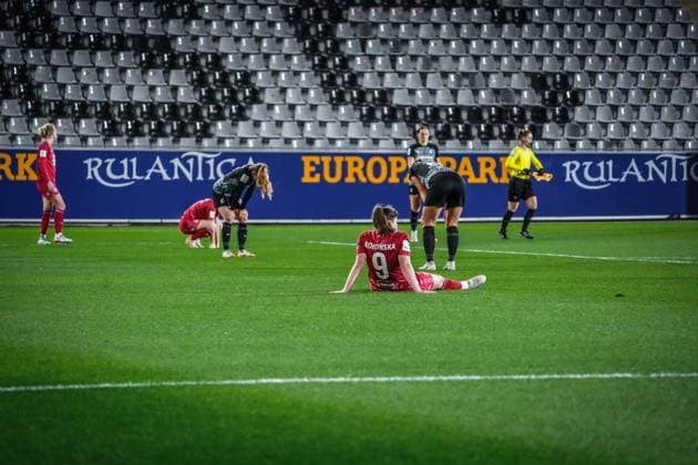 SC Freiburg - 1. FC Köln Fußball: Google Pixel Frauen Bundesliga 2023 2024, 8. Spieltag, SC Freiburg - 1. FC Köln, Dreisamstadion: Beide Teams waren mit dem 3:3 nicht zufrieden. Szene nach Abpfiff