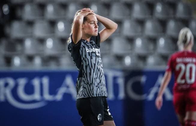 SC Freiburg - 1. FC Köln Fußball: Google Pixel Frauen Bundesliga 2023 2024, 8. Spieltag, SC Freiburg - 1. FC Köln, Dreisamstadion: Freiburgs Marie Müller nachdenklich nach dem 3:3 Endstand