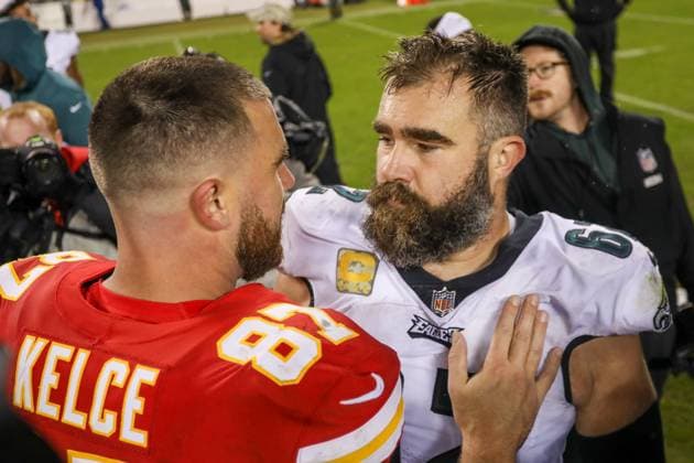 Sport Themen der Woche KW47 Sport Bilder des Tages KANSAS CITY, MO - NOVEMBER 20: Philadelphia Eagles center Jason Kelce (62) and Kansas City Chiefs tight end Travis Kelce (87) hug after an NFL, American Football Herren, USA football game between the Philadelphia Eagles and Kansas City Chiefs on Nov 20, 2023 at GEHA Field at Arrowhead Stadium in Kansas City, MO. (Photo by Scott Winters Icon Sportswire) NFL: NOV 20 Eagles at Chiefs EDITORIAL USE ONLY Icon2311201339